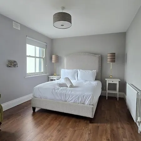 Luxury - Sleeps 7 *